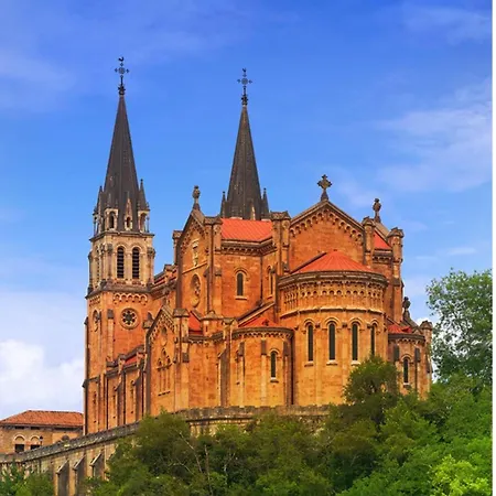 Vistas Monte Naranco Con Parking 5euros Al Dia オビエド